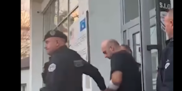 Me pranga e i rrethuar nga policia, lirohet nga spitali Astrit Isufi, i dyshuari për krimin e rëndë në Malishevë