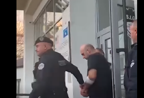 Me pranga e i rrethuar nga policia, lirohet nga spitali Astrit Isufi, i dyshuari për krimin e rëndë në Malishevë