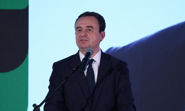 Kurti një ditë para balotazhit kërkon të ‘‘kontrollohen’’ se a kanë votuar krejt të mahalles: S’bon me votu 3 a 4, por të gjithë