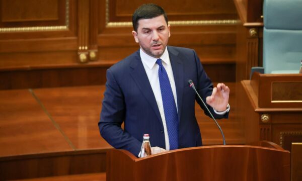 Krasniqi: Qeveria në ikje po frikësohet, për herë të parë pushteti po i rrëshqet nga dora