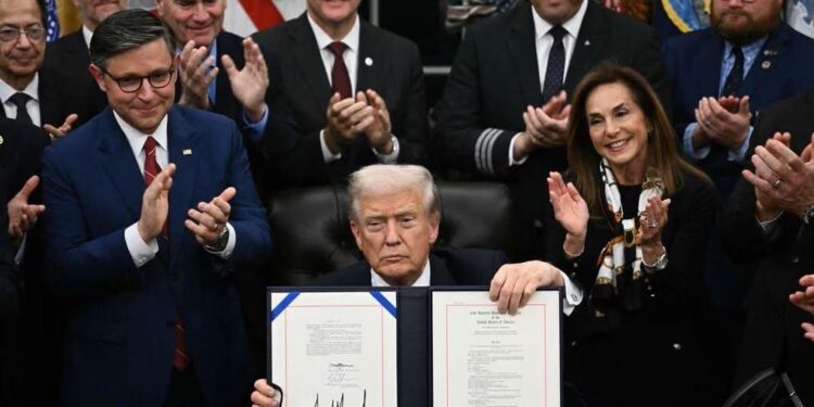 Trumpi e nënshkruan projektligjin për fundin e mbylljes qeveritare