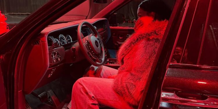 Dhurata superluksoze që Dafina Zeqiri mori nga bashkëshorti, “Rollc Roys” që kushton afro gjysmë milioni