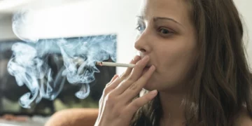 Era e duhanit nuk del lehtë nga shtëpia: Kur përthithet në mure, ky truk funksionon gjithmonë