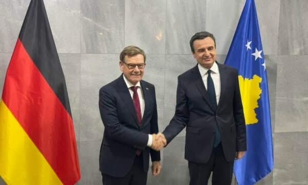 Kurti e pret në takim ministrin gjerman në ndërtesën e Kuvendit