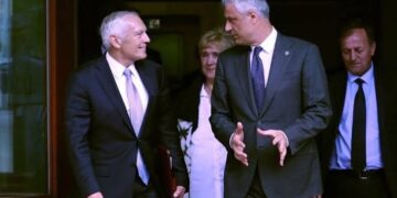 Fuqia e Wesley Clark: Një nga dëshmitarët e vetëm të cilit gjyqtarët nuk ‘guxuan’ t’i bëjnë pyetje, ia lejuan edhe fjalimin