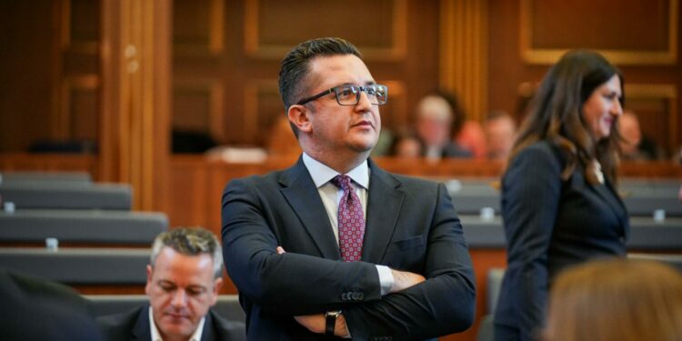 Mustafa i ashpër me Kurtin: Gjuhë denigruese e ofenduese