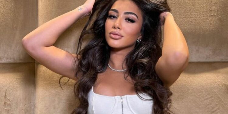 Melinda provokon, nga prapa pozon (Foto)