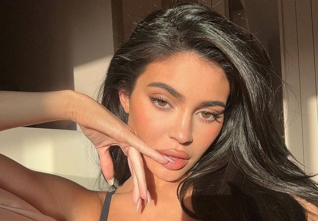 Kylie Jenner e “tepron” me foto nga shtrati, krejt e zhveshur