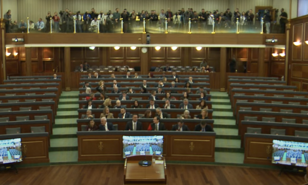 Nis seanca e thirrur nga VV, në sallën e Kuvendit veç Vetëvendosje e deputetë të pakicave