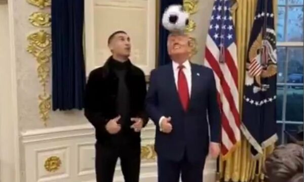 Trump “luan futboll” me Ronaldon në Zyrën Ovale – videoja e çuditshme e AI bëhet virale