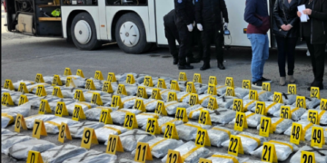 Kapen 120 kilogram drogë në një autobus në rajonin e Prishtinës, arrestohet një i dyshuar