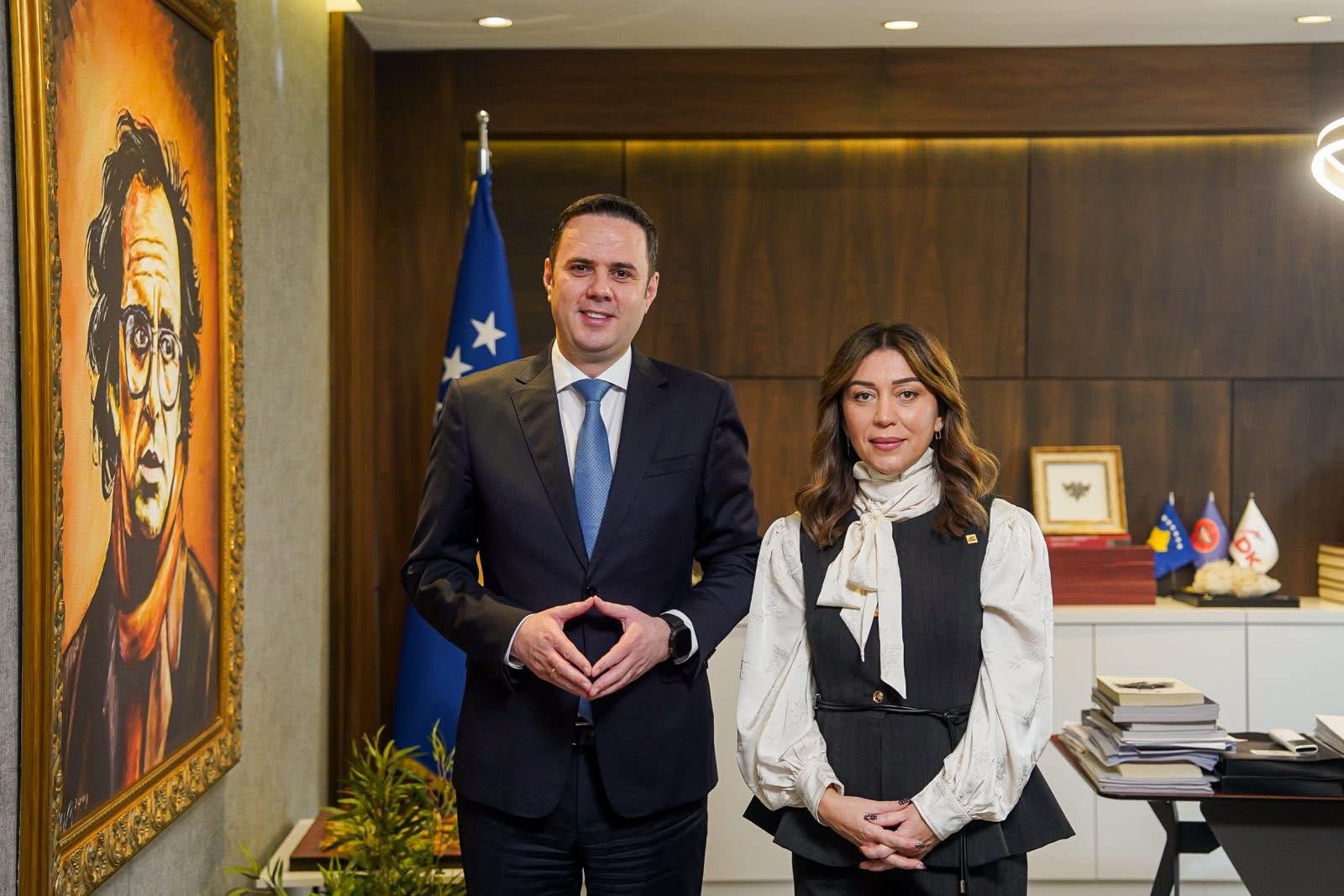 Artistja e njohur, Adelina Thaqi, i bashkohet LDK-se!