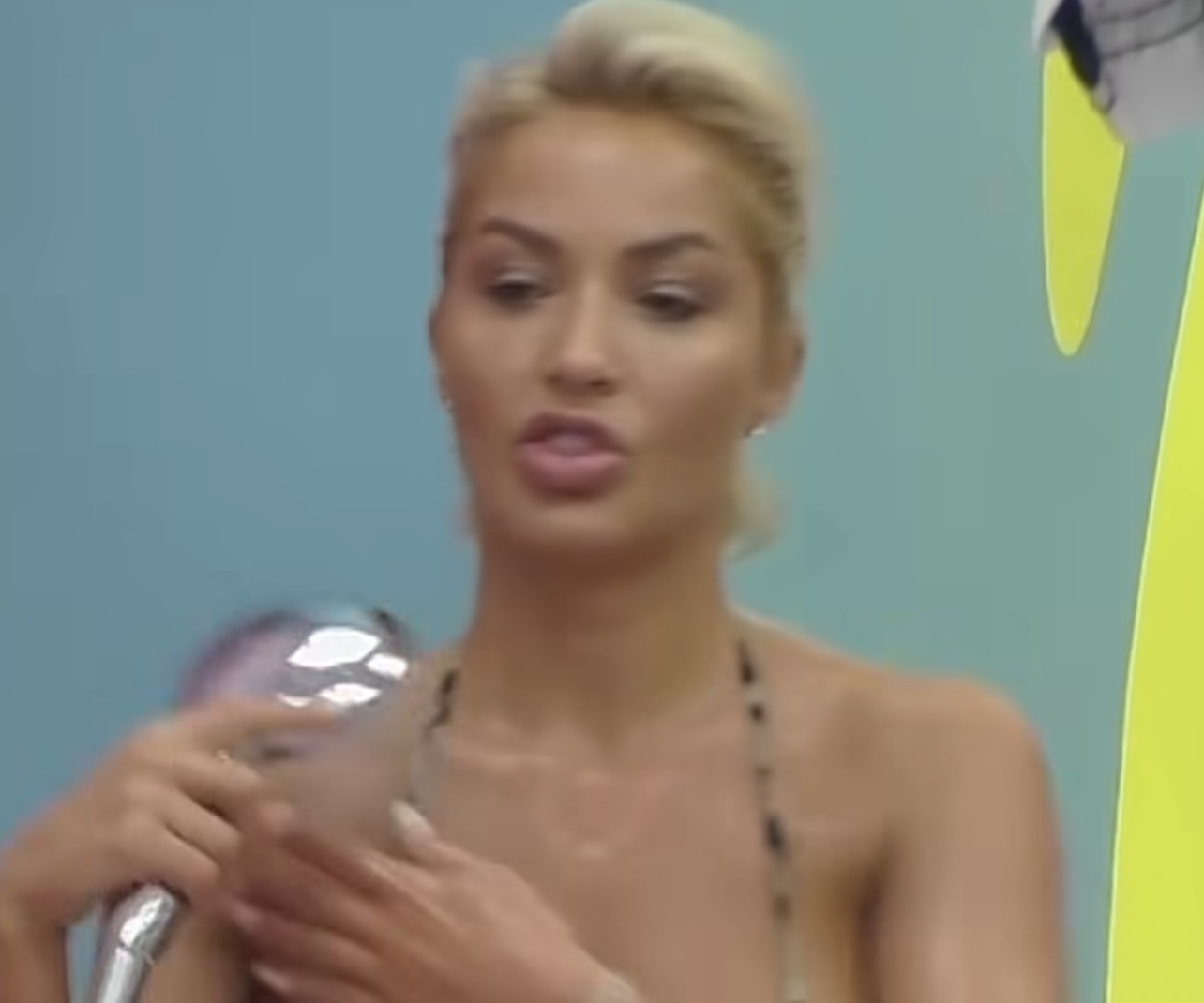 Dolce “çmend” rrjetin me lëvizjet e saj në bikini duke bërë dush (Video)