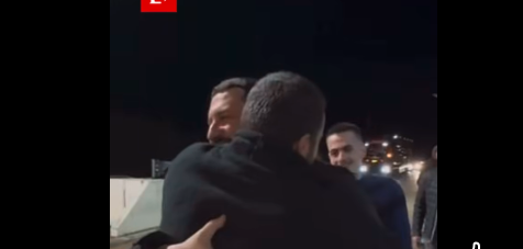 Pamjet nga momenti kur ish-polici Arbnor Spahiu futet në Kosovë dhe pritet nga familjarët