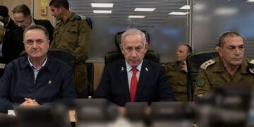 Netanyahu takohet ndaras me ministrin e Mbrojtjes e komandantin e ushtrisë – përpiqet t’i pajtojë