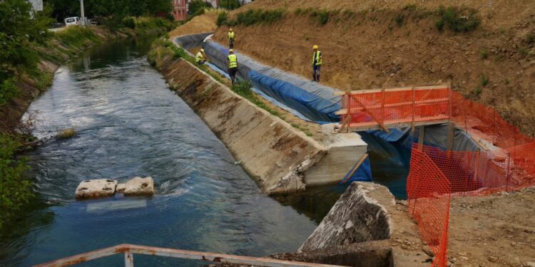 Dëmtohet me mjete të forta një pjesë e kanalit të Ibër-Lepencit