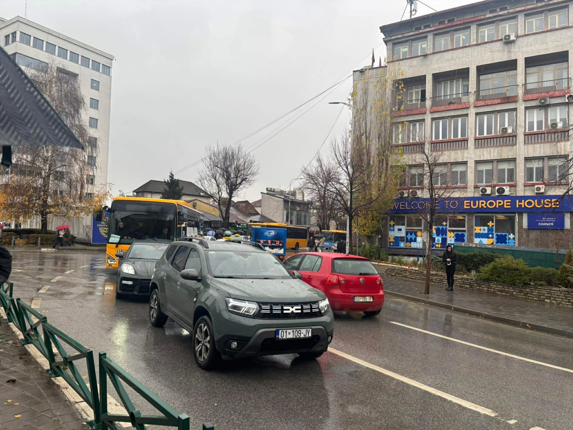 Nis dita e tretë e protestës – Autobusët, sërish rreth Komunës e Qeverisë