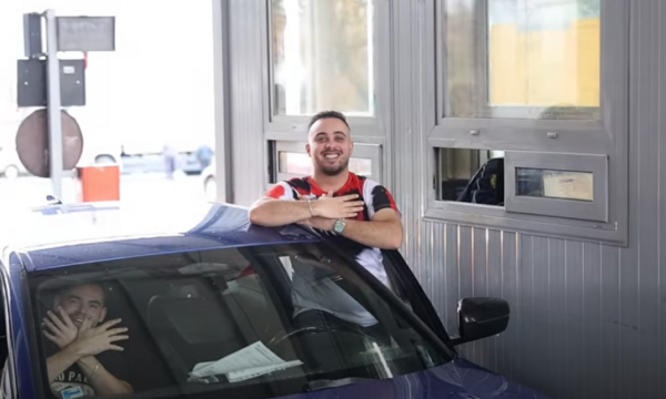 Nga Morina në Kakavijë, shqiptarët kthejnë pikat doganore në ‘arenë’ feste me flamuj e veshje kombëtare