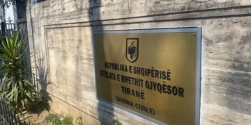 “Nxiti ndarje dhe urrejtje duke fyer flamurin”, raportohet se Shqipëria ka dënuar me 2 vjet burg kosovarin 33-vjeçar