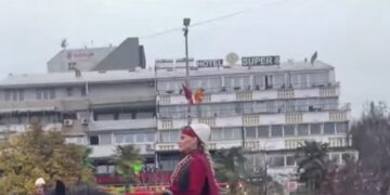 Shqiptarët në Shkup festojnë 28 Nëntorin, paradë me kuaj dhe makina