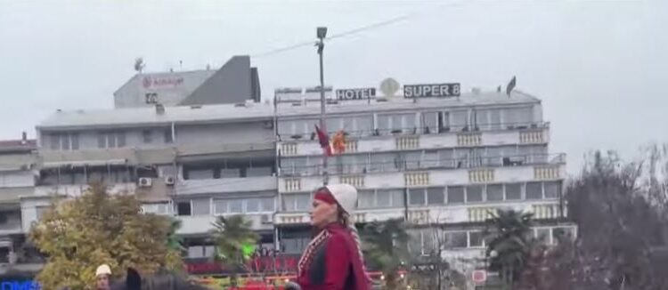 Shqiptarët në Shkup festojnë 28 Nëntorin, paradë me kuaj dhe makina