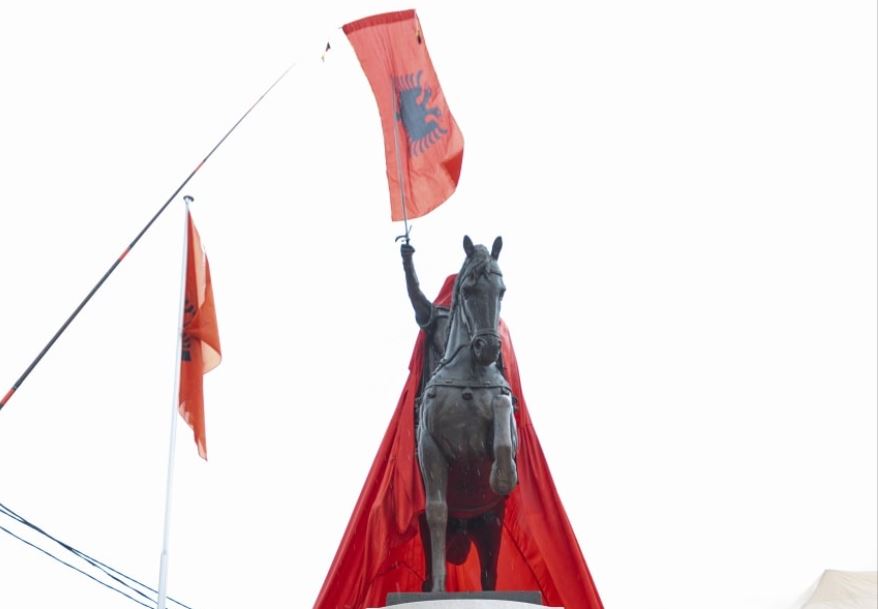 Përurohet shtatorja e Skënderbeut në Kërçovë, Ahmeti: Simbol i krenarisë kombëtare