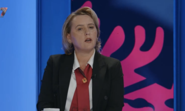 “Të gjithë ata që tentojnë ta baltosin UÇK-në e ushtarët do t’i baltosin duart e tyre” – Flet ish ushtarja Velvetie Zogaj