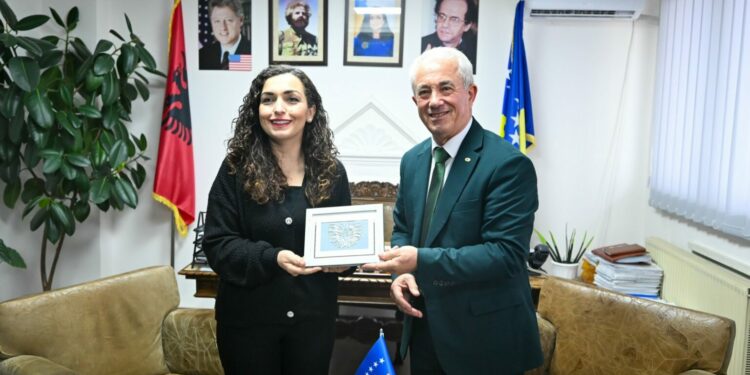 Gjatë kthimit nga Shqipëria Osmani vizitoi Dragashin, vlerësoi traditën, përkushtimin dhe bukurinë e Sharrit