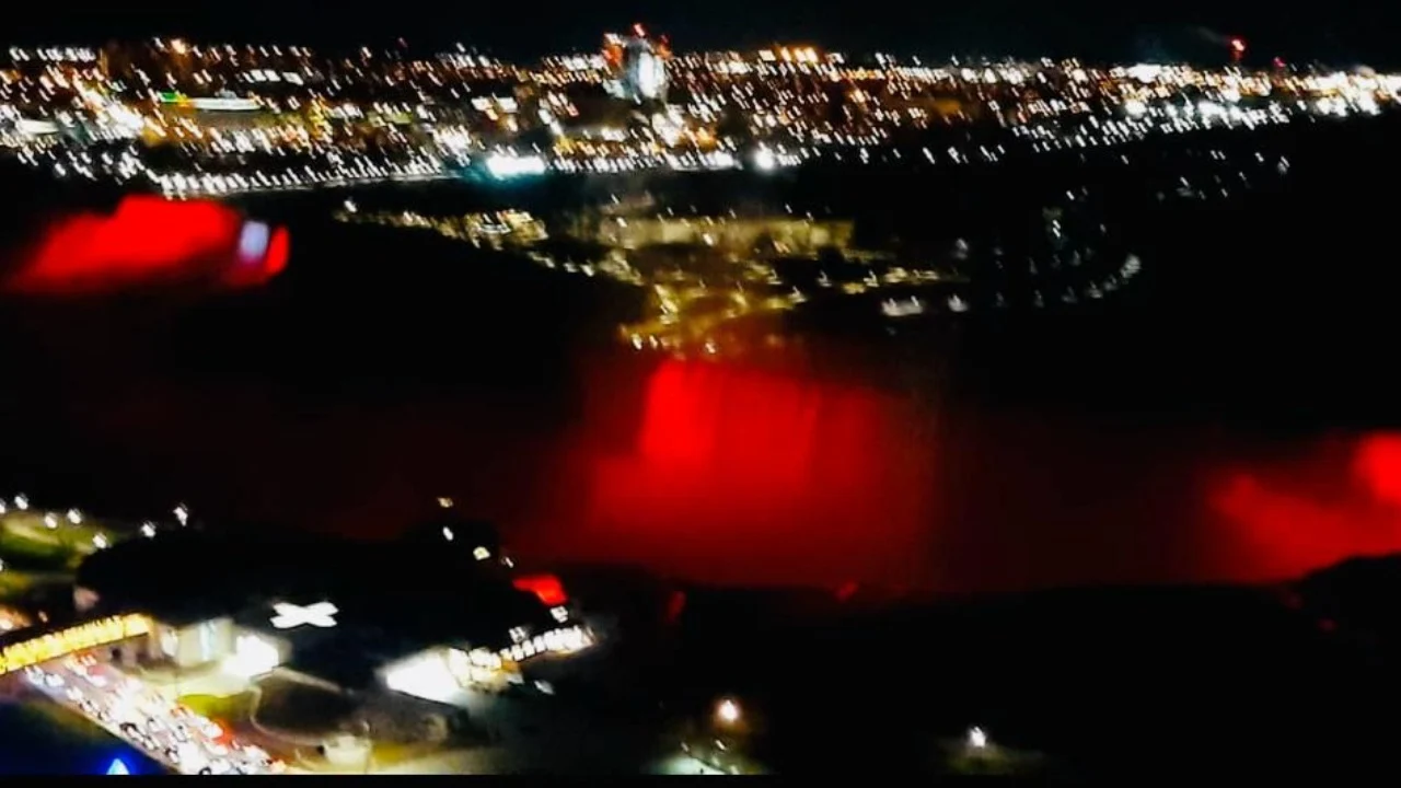 Edhe Kanadaja ‘vishet’ kuqezi, ngjyrat e flamurit ‘mbështjellin’ Ujëvarën e Niagarës