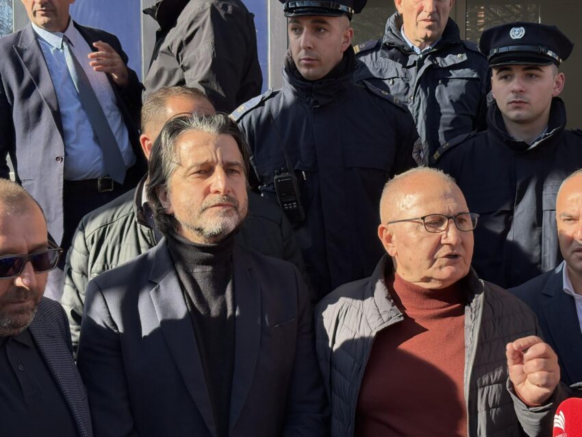 “Me 28 dhjetori le ta mbajnë këta festën”, punëtorët e “Trafikut Urban” i bëjnë thirrje Kurtit e Muratit: Dilni edhe takona