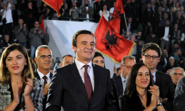 Dugollit s’i treguan gjë për Konjufcën, mbrëmë thoshte se s’ka opsion tjetër përveç Kurtit për mandatar