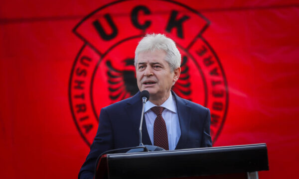 Ali Ahmeti arrin në zyrat e OVL UÇK-së, pritet nga krerët e organizatës