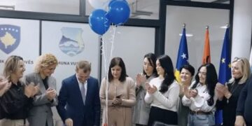 Ferit Idrizi e vazhdon mandatin në Vushtrri, pritet me tortë dhe lule në komunë