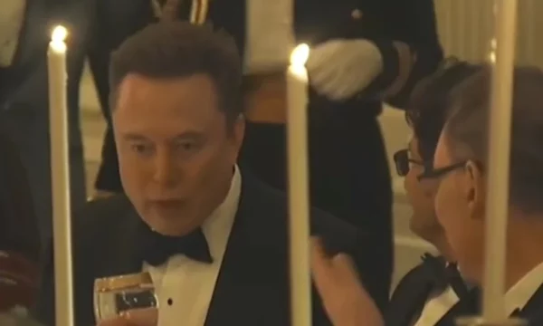 Elon Musk vlerësohet se ‘luajti me zjarrin’ pasi duket se bëri një pyetje për princin saudit në banketin e organizuar nga Trump