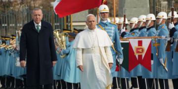 Papa Leo mbërrin në Turqi, pritet nga Erdogan