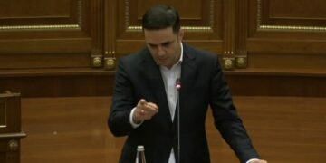 Abdixhiku i drejtohet Kurtit: Figurë tragjiko-komike si Don Kishoti, jeton në një botë që e ki krijuar vetë- Sheh veç kundërshtarë