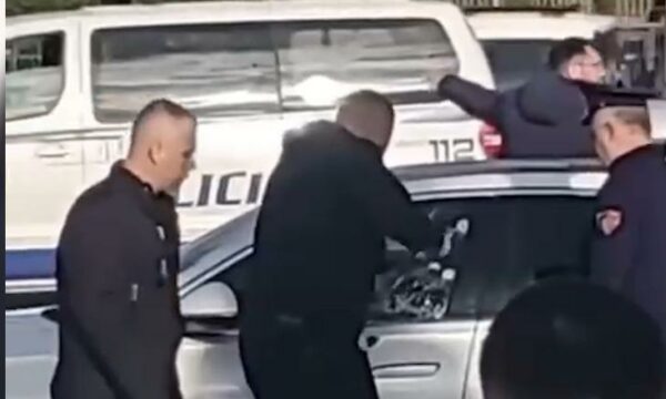 Momenti pas atentatit në Rinas, policia thyen xhamin për të nxjerrë personat