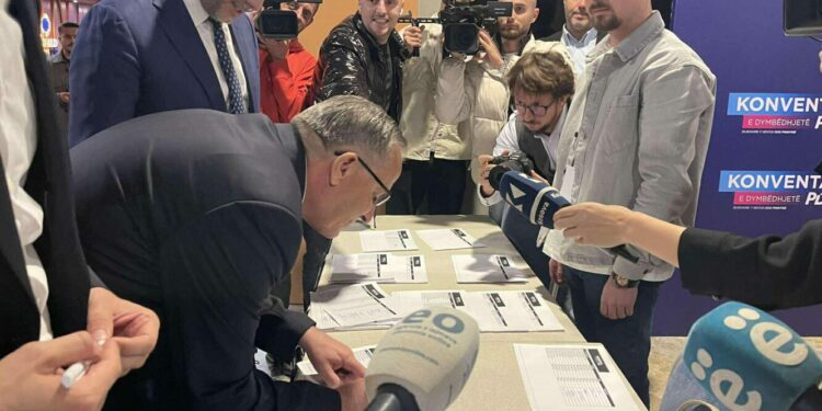 Hamza nën shoqërimin e Krasniqit, nënshkruhet te mbledhja e Konventës së PDK-së