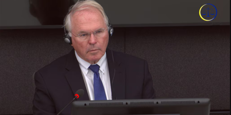 “I duhej t’i pyeste komandantët në Kosovë”, krejt çka deklaroi Christopher Hill në ditën e parë të dëshmisë në Hagë