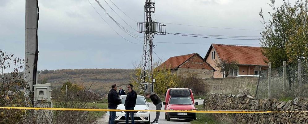 Pamje nga vendi i ngjarjes, ku dhëndri vrau dy vëllezërit në fshatin Golluboc të Malishevës