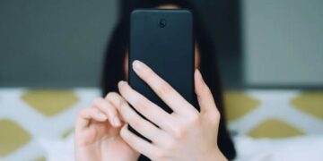 Parlamenti Evropian propozon kufizim të mediave sociale për fëmijët nën 16 vjeç