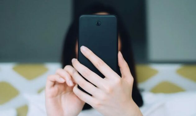 Parlamenti Evropian propozon kufizim të mediave sociale për fëmijët nën 16 vjeç