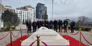 33-shi i LDK-së, Fadil Geci, me vëllezër vizituan varrin e Rugovës dhe u mirëpritën nga familja e Ibrahim Rugovës