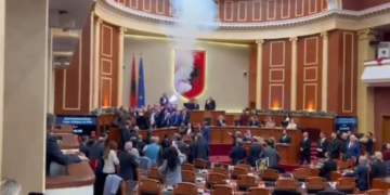 Rriten tensionet në Kuvendin e Shqipërisë, ndizen flakadanë