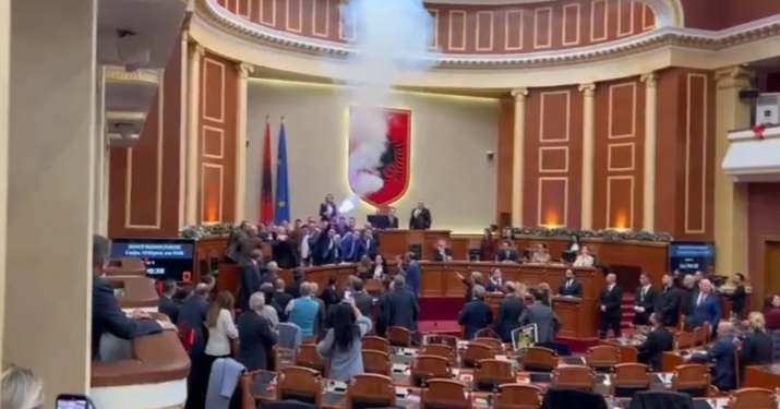 Rriten tensionet në Kuvendin e Shqipërisë, ndizen flakadanë