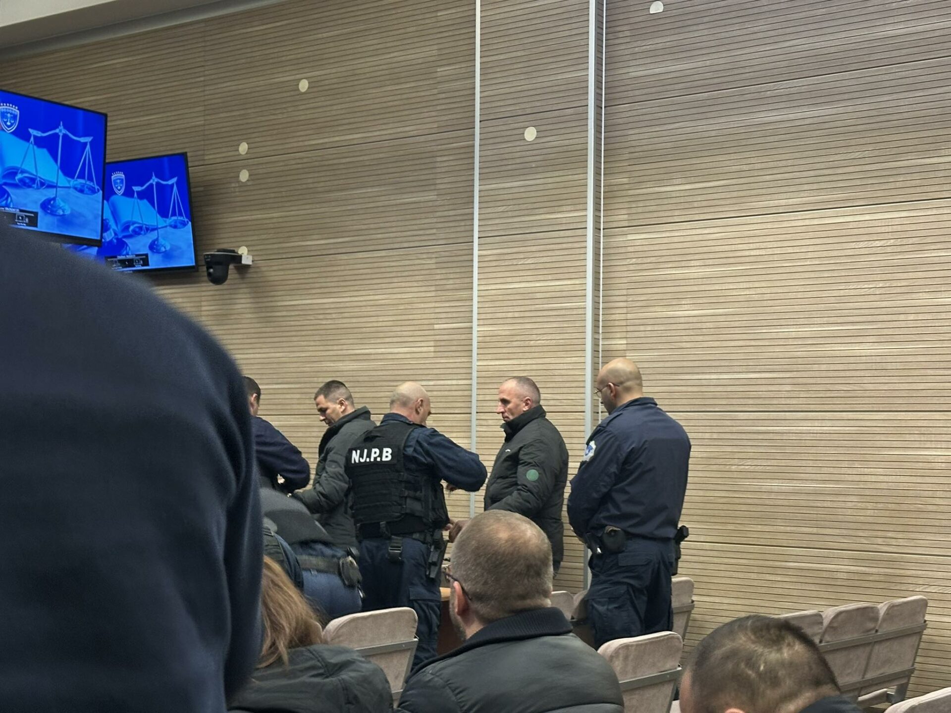 Mbrojtja kërkon përjashtimin e prokurorit, ndërpritet seanca ndaj të akuzuarve për sulmin terr*orist në Ibër-Lepenc