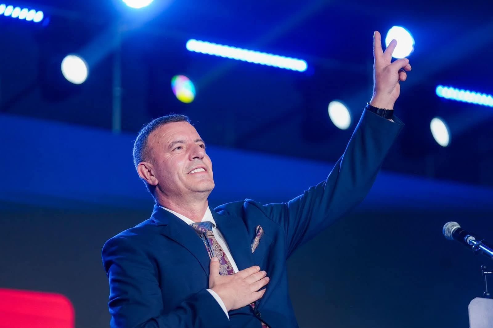 Çudi kosovare: Humbësi i zgjedhjeve në Obiliq, Xhafer Gashi, me lëvdata në piedestal për veten e tij: Xhafa ishte…