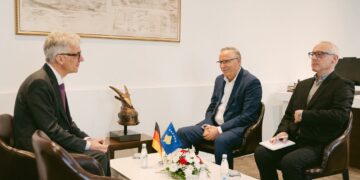 Hamza “aktron” rolin e “kryeministrit” për fushatë, i kërkon ambasadorit gjerman mbështetje për heqjen e sanksioneve të BE-së