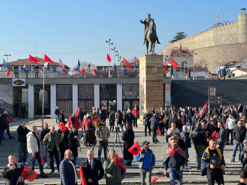 Pamje të reja/ Protestuesit vazhdojnë të mblidhen në sheshin “Skënderbeu” në Shkup