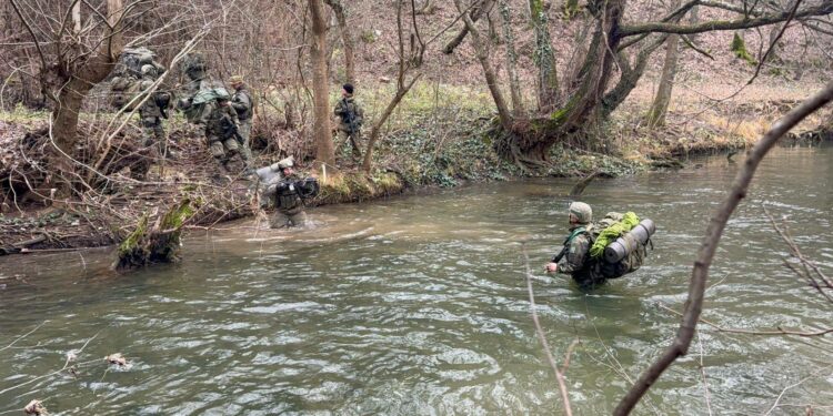 Ushtarët e FSK-së nëpër temperatura të ulëta dhe ujë të ftohtë, natën dhe diten realizojnë trajnimin “Simboli i Ujkut”